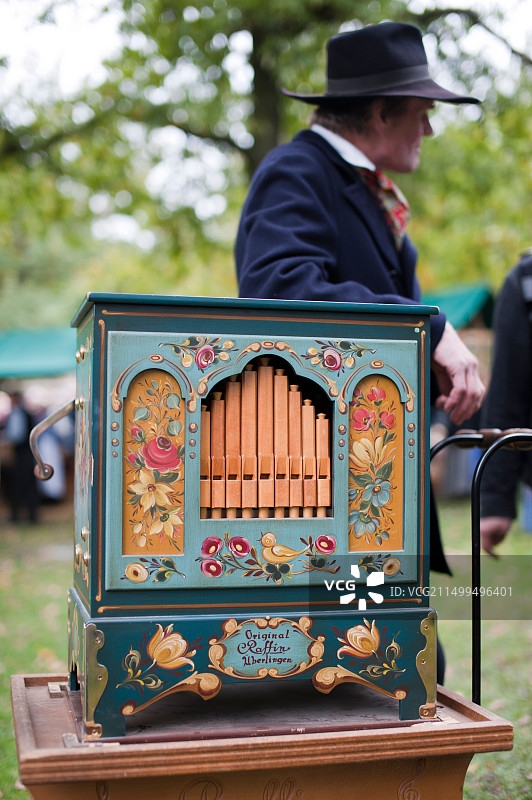 手摇风琴的男人图片素材