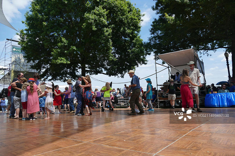 俄勒冈州波特兰市海滨蓝调音乐节上的卡津音乐舞者图片素材