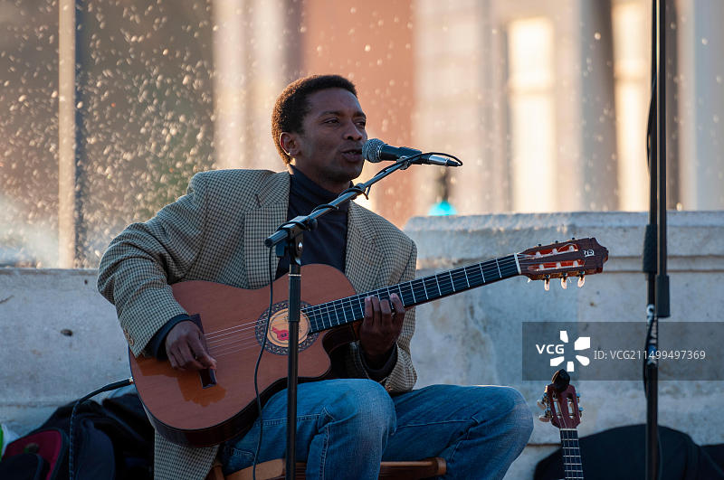 葡萄牙里斯本：在里斯本柱码头演奏的街头音乐家图片素材