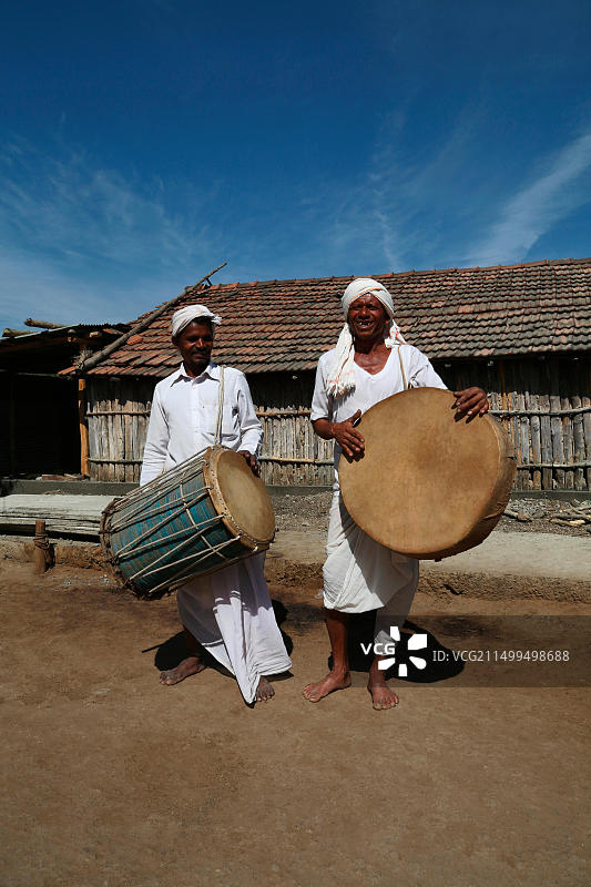 印度马哈拉施特拉邦索纳布尔村科拉姆部落音乐家图片素材