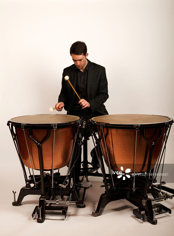 演奏定音鼓和拿着鼓槌的定音鼓演奏者图片素材