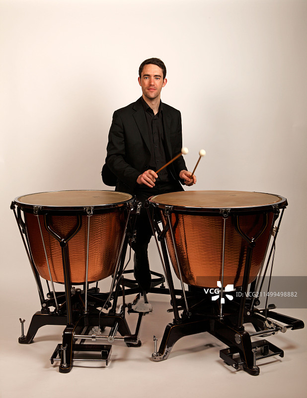 演奏定音鼓和拿着鼓槌的定音鼓演奏者图片素材