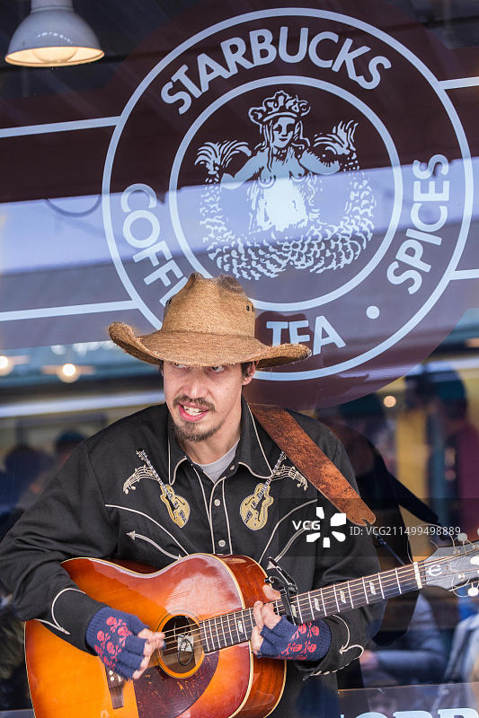 美国西雅图派克市场街头吉他表演者（西部服装）图片素材