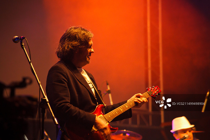 埃米尔·库斯图里卡与禁烟乐队在波兰卡托维兹的舞台上图片素材