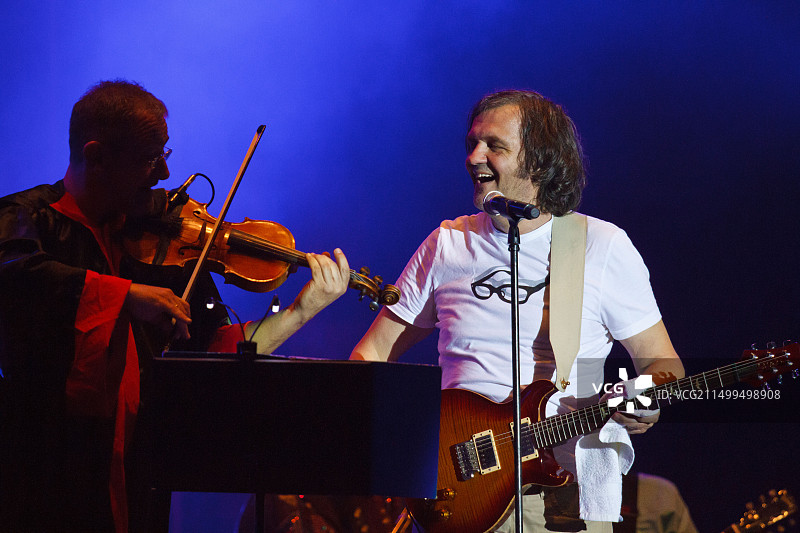 埃米尔·库斯图里卡与禁烟乐队在波兰卡托维兹的舞台上图片素材