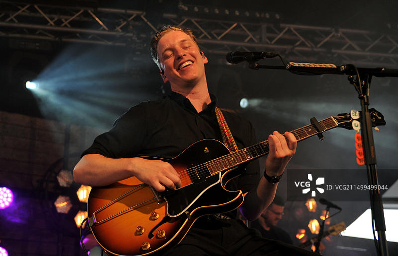 乔治·埃兹拉秘密演出，纪念农场音乐节十周年图片素材