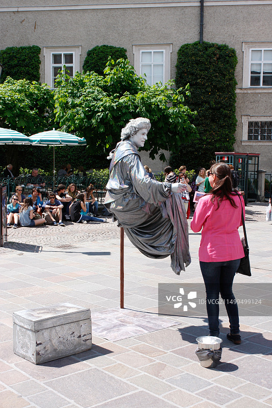 聪明的街头默剧演员在萨尔茨堡老城区表演图片素材