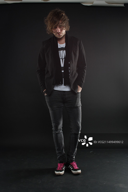 男人站立，头发遮住了他的脸图片素材