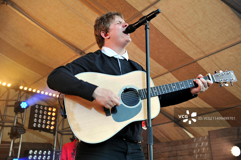 刘易斯·卡帕尔迪在格洛斯特郡农场音乐节户外舞台上表演图片素材