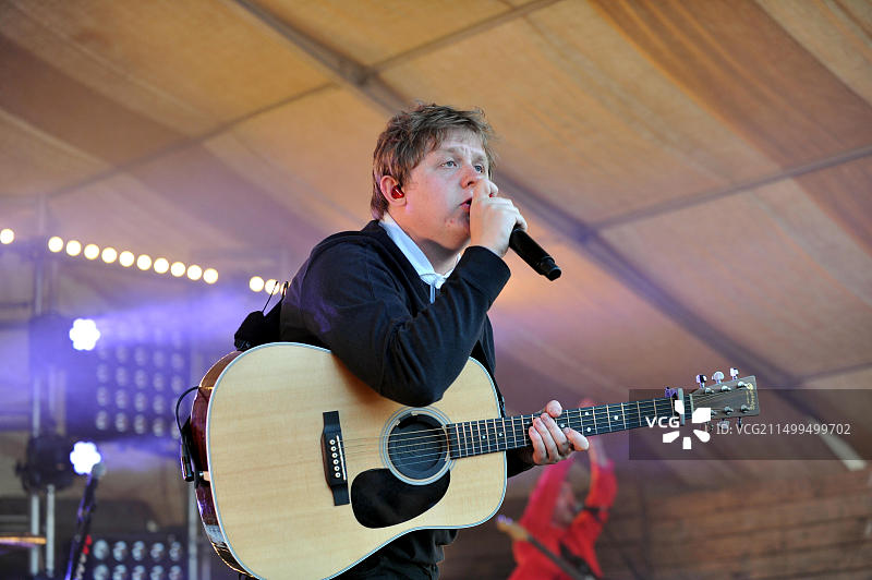 刘易斯·卡帕尔迪在格洛斯特郡农场音乐节户外舞台上表演图片素材