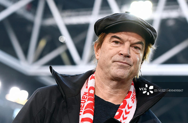 在德甲联赛中，幸运球迷坎皮诺（死亡之裤乐队主唱）在德国杜塞尔多夫观看杜塞尔多夫队对阵拜仁慕尼黑队的比赛图片素材