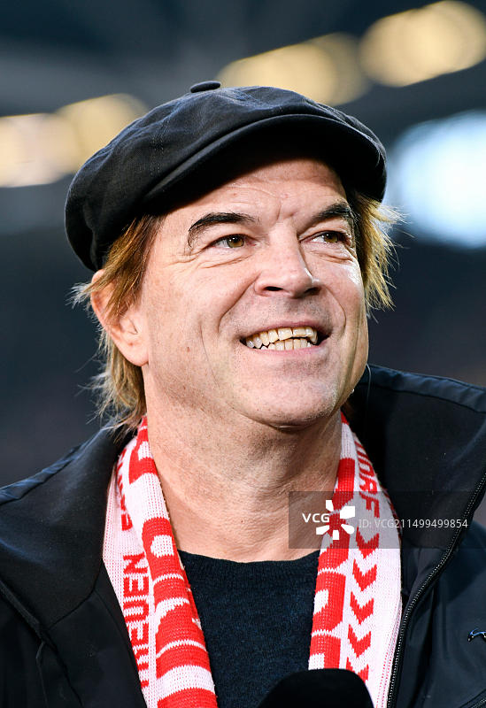 在德甲联赛中，幸运球迷坎皮诺（死亡之裤乐队主唱）在德国杜塞尔多夫观看杜塞尔多夫队对阵拜仁慕尼黑队的比赛图片素材