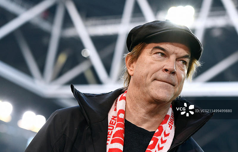 在德甲联赛中，幸运球迷坎皮诺（死亡之裤乐队主唱）在德国杜塞尔多夫观看杜塞尔多夫队对阵拜仁慕尼黑队的比赛图片素材