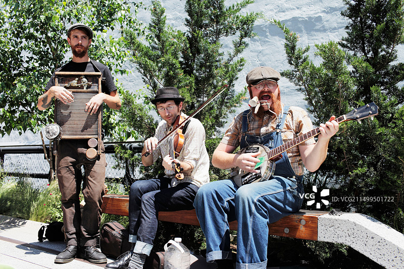 美国纽约市：街头音乐家在切尔西高线公园演奏图片素材