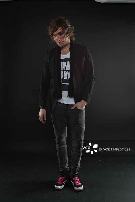 背过身站立的男人图片素材