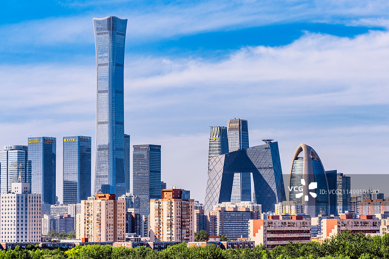 城市公园绿树背景下的中国北京CBD建筑群高视角风光特写图片素材