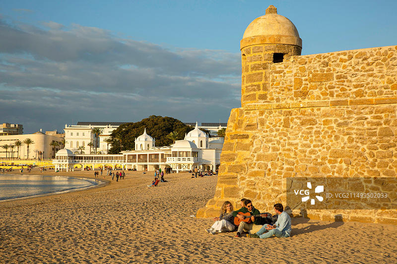 西班牙加的斯：卡莱塔海滩上的年轻吉他手和朋友们图片素材