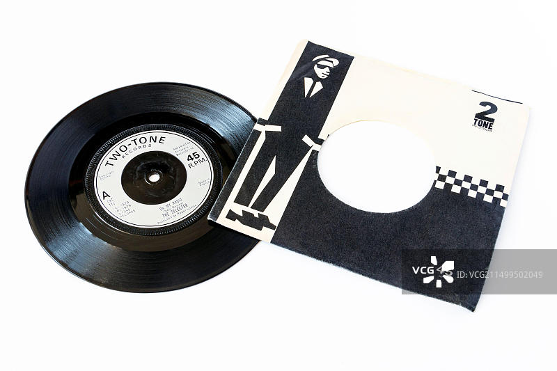 The Selecter乐队《On My Radio》7寸45转黑胶唱片及原装封套，白色背景隔离图片素材