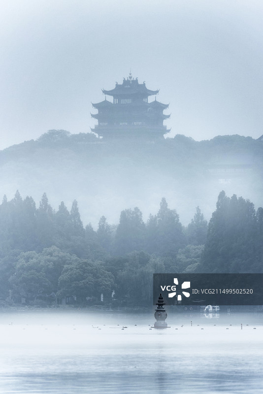 西湖三潭印月城隍阁晨雾图片素材