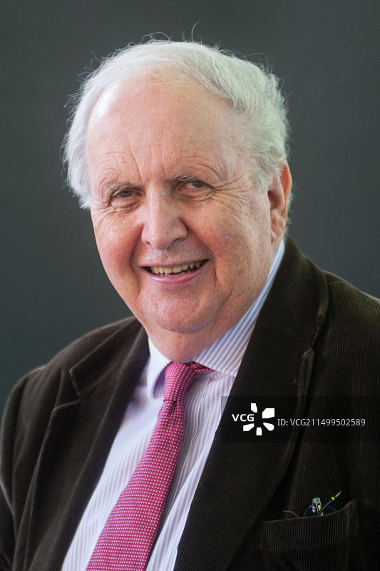 英国作家、爱丁堡大学医学法律荣誉退休教授亚历山大·麦考尔·史密斯图片素材