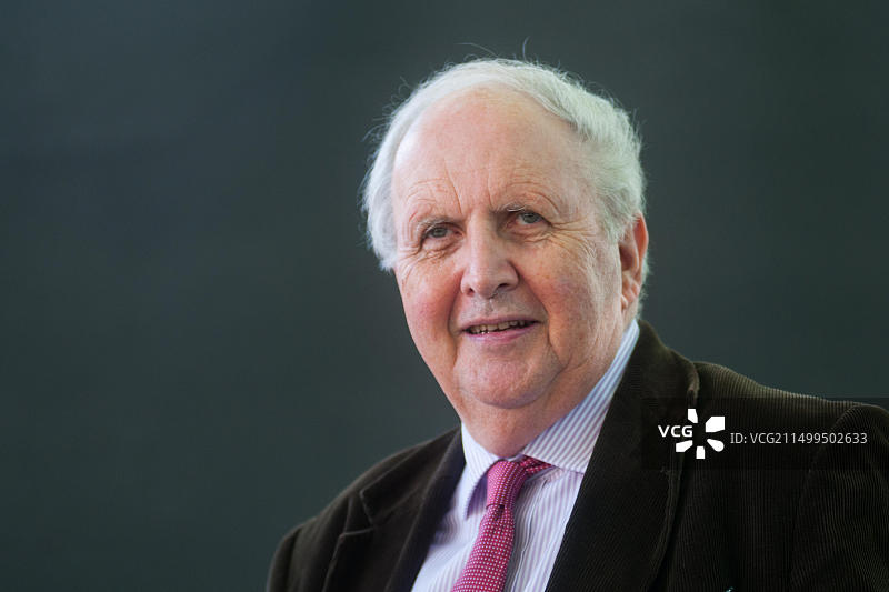 英国作家、爱丁堡大学医学法律荣誉退休教授亚历山大·麦考尔·史密斯图片素材