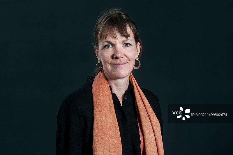 2017年8月12日，作家贝拉·巴瑟斯特在苏格兰爱丁堡国际书展上参加摄影活动图片素材