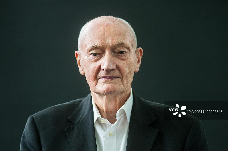 苏格兰作家、广播员和牧师理查德·霍洛威在2017年8月12日爱丁堡国际书展期间参加拍照活动图片素材