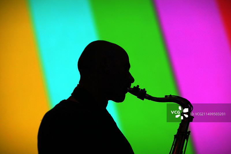 彩色背景下的萨克斯剪影图片素材
