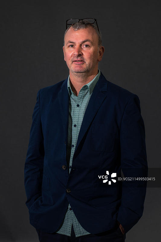 苏格兰爱丁堡：历史学家罗宾·克劳福德出席爱丁堡国际书展的拍照活动（2018年8月19日）图片素材