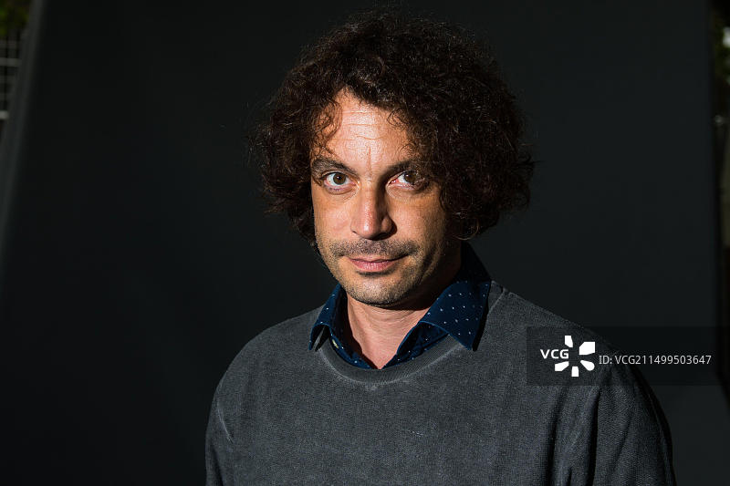 2018年8月18日,苏格兰爱丁堡:土耳其作家、言论自由活动家兼记者奥兹格·穆姆库在爱丁堡国际电影节期间参加拍照活动图片素材