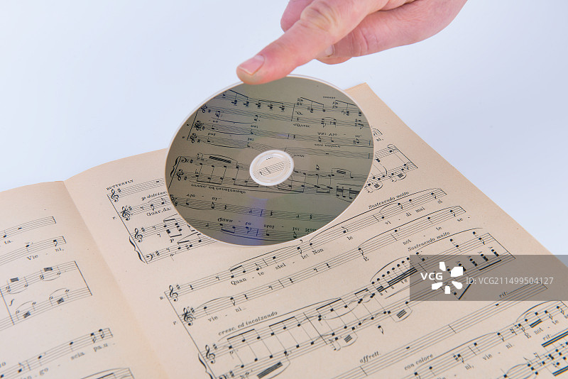 带有乐谱和音符反射的光盘图片素材