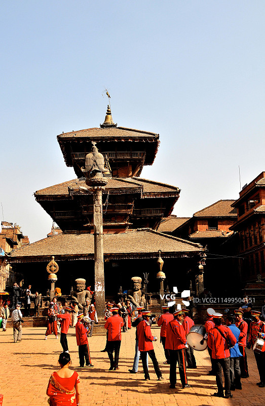 尼泊尔巴克塔普尔市达塔特拉亚广场上的音乐人图片素材