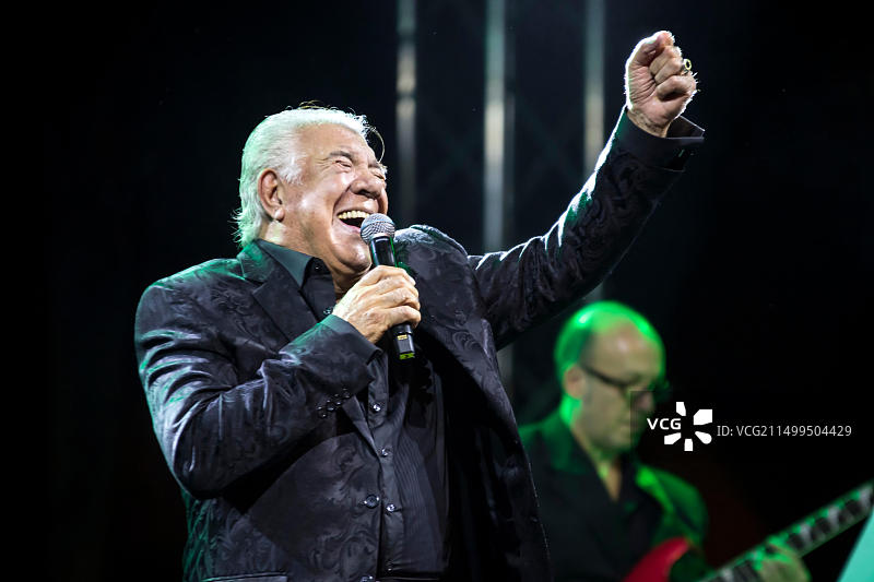 阿根廷探戈歌手劳尔·拉维和Tangoloco五重奏在麦德林国际探戈节上的表演图片素材