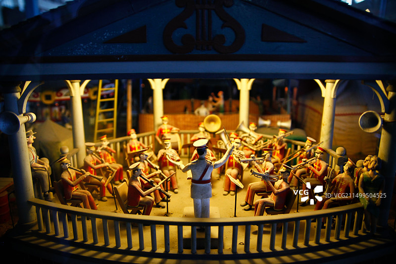 复古木制动画乐队夜间演奏图片素材