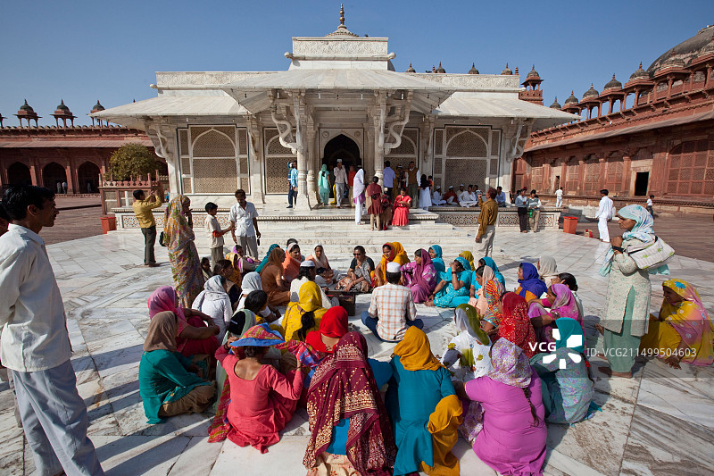 印度法泰赫普尔西格里星期五清真寺内谢赫·萨利姆·奇什蒂陵墓前的音乐家图片素材