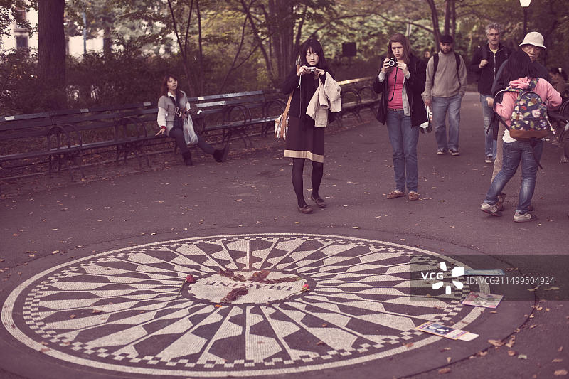 中央公园著名的草莓地纪念园，献给披头士乐队的约翰·列侬图片素材