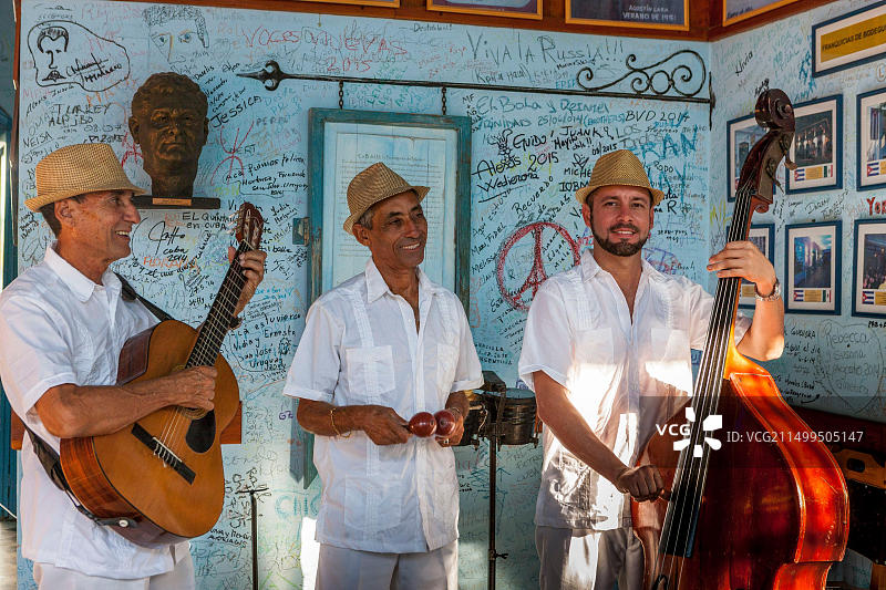 古巴圣斯皮里图斯省特立尼达：被联合国教科文组织列为世界遗产，音乐家身穿古巴传统瓜亚贝拉衬衫图片素材