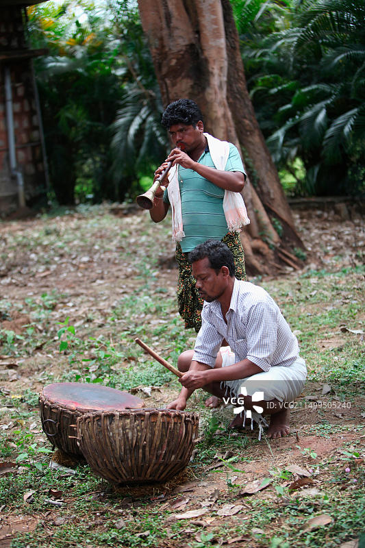 在印度恰蒂斯加尔邦丹特什瓦里曼迪尔演奏鼓和唢呐的音乐家图片素材