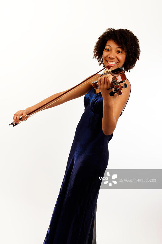 演奏小提琴的年轻黑人女性图片素材