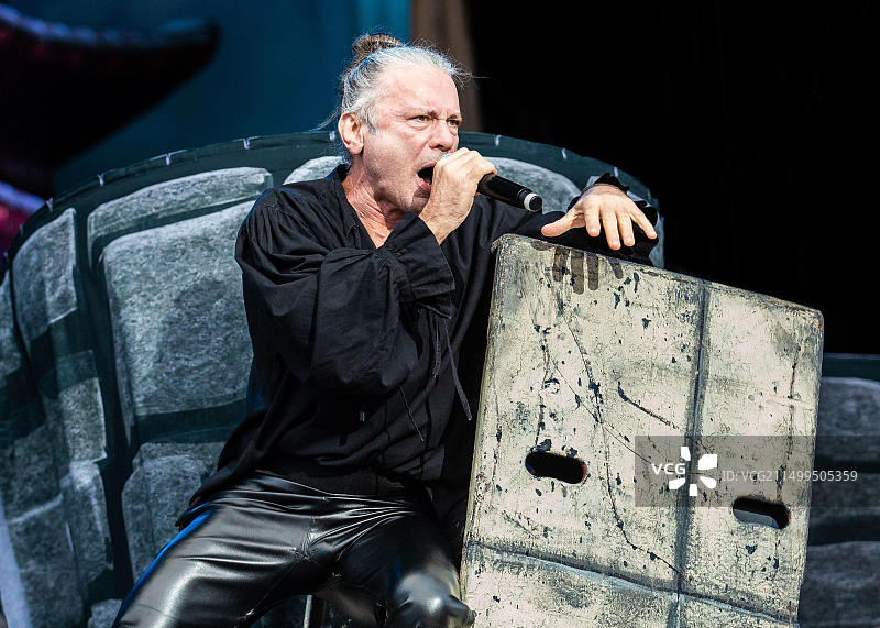 2022年6月，Iron Maiden乐队的Bruce Dickinson在奥斯陆Tons of Rock音乐节上现场表演图片素材