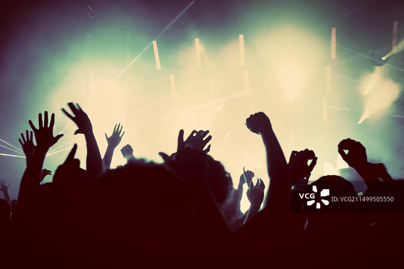 在音乐会上举手欢呼的人群图片素材