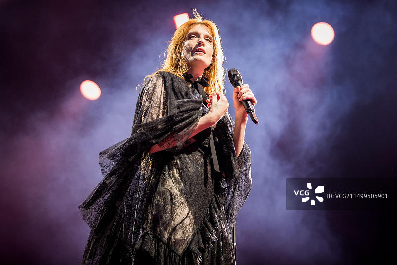 2022年8月，弗洛伦斯与机器乐队的弗洛伦斯·韦尔奇在舞台上现场表演图片素材