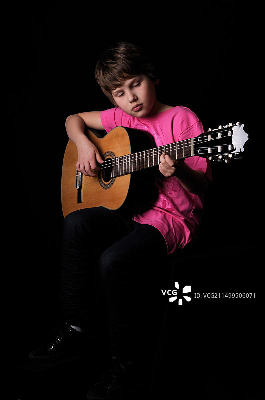 男孩在德国弹吉他图片素材
