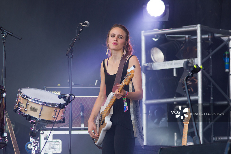 Ben Howard在2013年Glastonbury音乐节金字塔舞台上表演图片素材