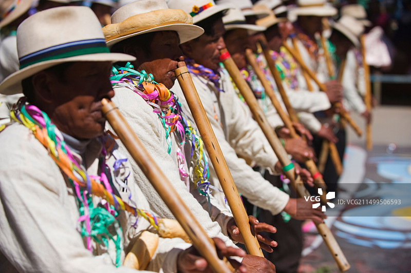 玻利维亚奥鲁罗安第斯丰收节上吹奏长笛的音乐家图片素材