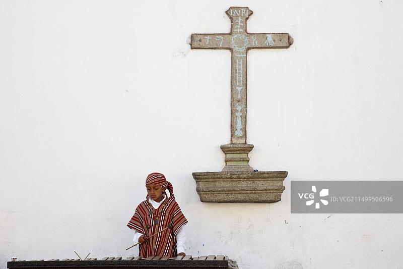 危地马拉安提瓜：玛雅男孩演奏马林巴琴图片素材