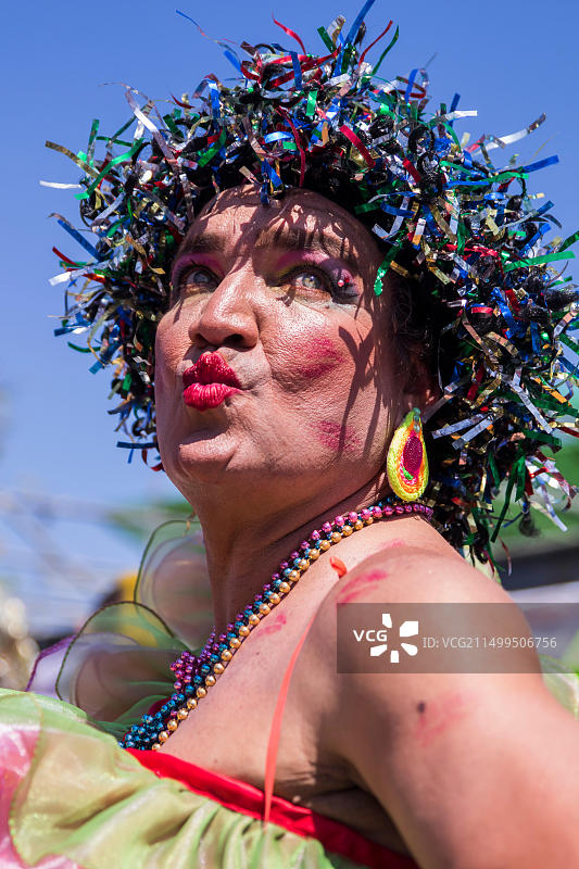 鲜花大战：狂欢节的游行活动图片素材
