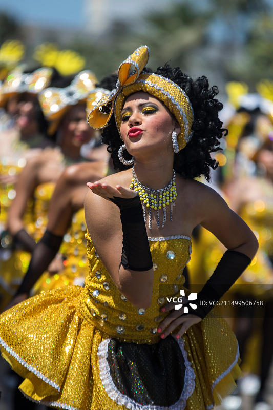 花之战：狂欢节的女孩舞蹈巡游图片素材
