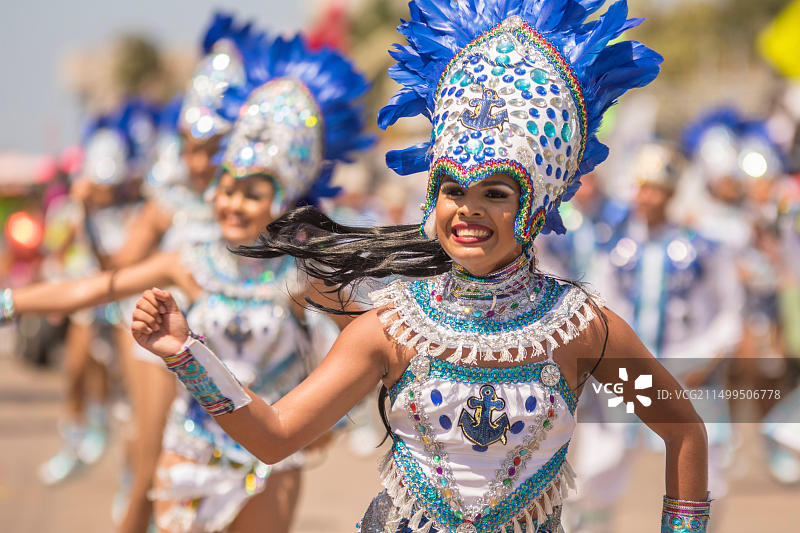 年轻女子舞蹈队在表演图片素材