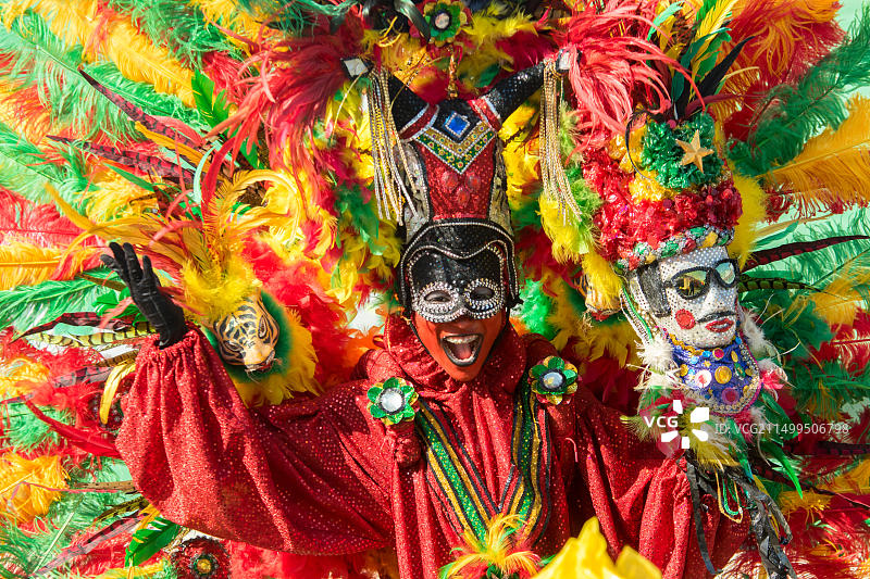 穿着狂欢节服装的男人。鲜花之战是在狂欢节星期六举行的活动。这是一个花车游行图片素材
